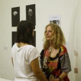 omaggiata dall’azione performativa delle artiste ed è proprio lei, durante l’azione delle performer in bianco e nero a cercare inginocchiata tra la terra le sue tessere colorate e gettarle in aria, rivendicando così la sua individualità”.